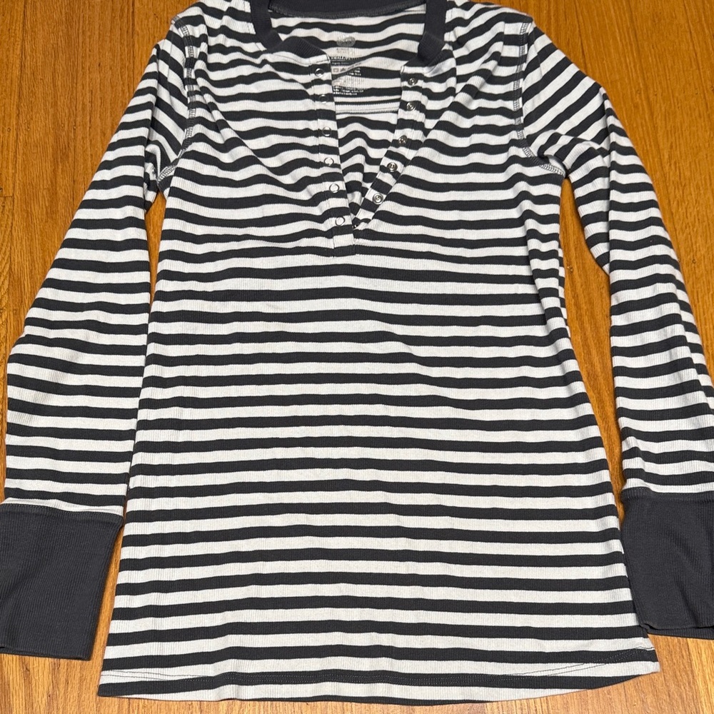 Kindred Bravely Gray and White Striped Top Size Small/Petite!